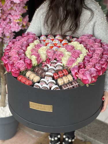 Dev Kutuda Renkli Güller ve Çikolatalar