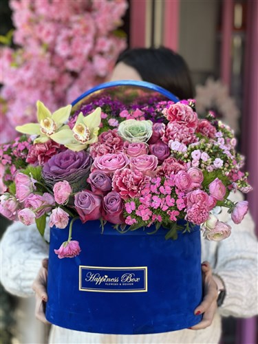 Mavi Kadife Mega Kutuda Pembe Mevsim Çiçekleri ile Aranjman