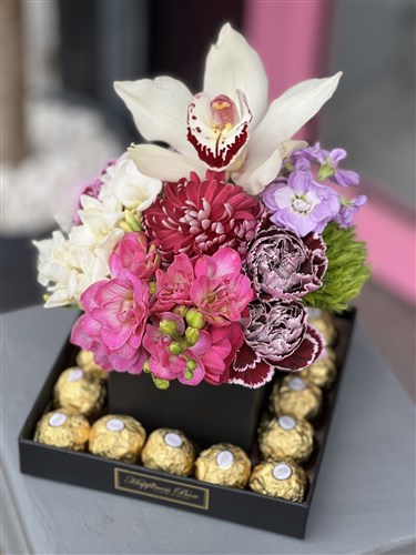 Tasarım Kutuda Rengarenk Çiçekler ve Çikolatalar